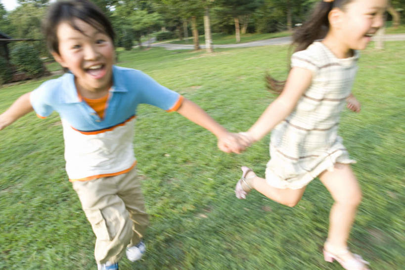 东方人,儿童,两个人,家庭,跑,握手,横图,俯视,室外,白天,锻炼,游戏,纯洁,运动,草地,草坪,植物,亚洲,服装,朦胧,模糊,玩,休闲装,兄妹,黄种人,娱乐,草,树,树木,小孩,衣服,绿色,自然,休闲,温暖,温馨,一家人,休闲服,可爱,童年,童趣,服饰,生长,成长,活动,亲人,和睦,发泄,消遣,智力,童真,烂漫,无邪,宣泄,体育,天真,男孩,男人,男性,女孩,女人,女性,亚洲人,孩子,搀手,拉手,跑步,手拉手,手握手,玩耍,嬉戏,半身,彩图,高角度拍摄,健身,融洽,男生,女生