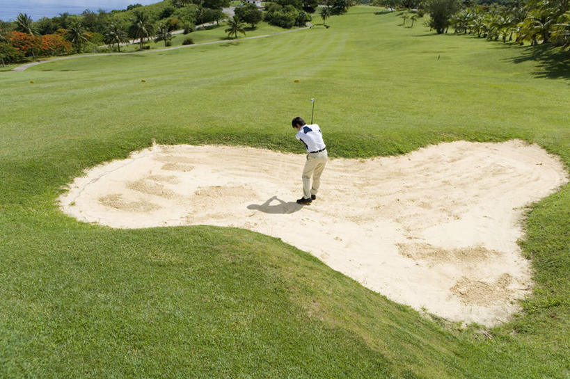 东方人,一个人,站,横图,俯视,室外,白天,T恤衫,锻炼,运动,草地,草坪,植物,亚洲,仅一个男性,仅一个人,握,服装,高尔夫,高尔夫球,沙子,球场,沙地,T恤,注视,休闲装,黄种人,沙坑,高尔夫球场,树,树木,仅一个年轻男性,衣服,绿色,白色,自然,观察,看,站着,休闲,休闲服,握着,服饰,生长,成长,观看,察看,高尔夫球杆,关注,绿茵场,高尔夫运动,高尔夫球具,体育,男人,男性,年轻男性,亚洲人,站立,彩图,高角度拍摄,全身,健身