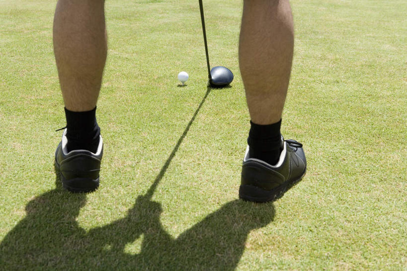 东方人,一个人,站,横图,俯视,室外,白天,锻炼,运动,草地,草坪,植物,亚洲,仅一个男性,仅一个人,握,阴影,服装,光线,高尔夫,高尔夫球,沙子,影子,球场,沙地,休闲装,黄种人,沙坑,高尔夫球场,树,树木,仅一个年轻男性,衣服,绿色,阳光,自然,站着,休闲,休闲服,握着,服饰,生长,成长,高尔夫球杆,绿茵场,高尔夫运动,高尔夫球具,体育,男人,男性,年轻男性,亚洲人,站立,半身,彩图,高角度拍摄,健身