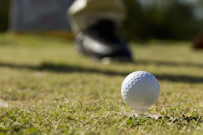 东方人,一个人,站,横图,室外,特写,白天,正面,锻炼,运动,草地,草坪,植物,亚洲,仅一个男性,仅一个人,握,阴影,服装,朦胧,模糊,光线,高尔夫,高尔夫球,沙子,影子,球场,沙地,休闲装,黄种人,沙坑,高尔夫球场,树,树木,仅一个年轻男性,衣服,绿色,阳光,自然,站着,休闲,休闲服,握着,服饰,生长,成长,高尔夫球杆,绿茵场,高尔夫运动,高尔夫球具,体育,男人,男性,年轻男性,亚洲人,站立,半身,彩图,健身