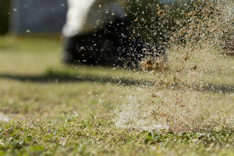 东方人,一个人,站,横图,室外,特写,白天,锻炼,运动,草地,草坪,植物,亚洲,仅一个男性,仅一个人,握,阴影,飞溅,服装,朦胧,模糊,溅,光线,高尔夫,高尔夫球,沙子,影子,球场,沙地,休闲装,黄种人,沙坑,高尔夫球场,树,树木,仅一个年轻男性,背面,衣服,绿色,阳光,自然,站着,休闲,休闲服,握着,服饰,生长,成长,高尔夫球杆,喷洒,绿茵场,高尔夫运动,高尔夫球具,体育,男人,男性,年轻男性,亚洲人,站立,半身,彩图,健身