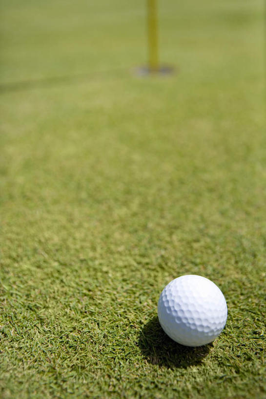 无人,竖图,俯视,室外,特写,白天,锻炼,运动,朦胧,模糊,高尔夫,高尔夫球,旗杆,球场,高尔夫球场,球,一个,白色,球体,单个,绿茵场,高尔夫运动,高尔夫球具,体育,彩图,高角度拍摄,健身