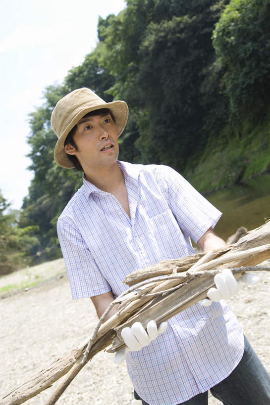 东方人,一个人,站,捧,竖图,室外,白天,正面,旅游,度假,河流,树林,水,植物,帽子,亚洲,仅一个男性,仅一个人,握,服装,木材,河水,水流,拿,拿着,注视,休闲装,黄种人,娱乐,木柴,树,树木,仅一个年轻男性,衣服,绿色,自然,遮阳帽,观察,看,站着,享受,休闲,休闲服,放松,握着,服饰,木料,生长,成长,观看,察看,关注,干柴,男人,男性,年轻男性,亚洲人,端,端着,捧着,手捧,站立,半身,彩图
