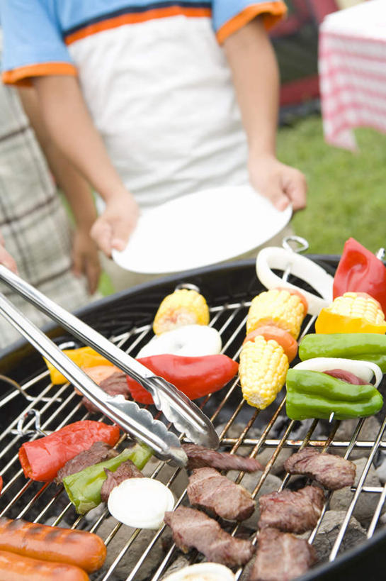 东方人,儿童,两个人,家庭,父亲,儿子,站,捧,竖图,俯视,室外,白天,旅游,度假,烧烤,纯洁,玉米,辣椒,亚洲,握,服装,朦胧,模糊,棒子,青椒,玉蜀黍,烤架,烤肉,拿,拿着,休闲装,黄种人,娱乐,小孩,衣服,站着,享受,休闲,温暖,温馨,父子,一家人,休闲服,铁架,放松,父爱,可爱,童年,童趣,握着,服饰,苞米,和睦,苞芦,彩椒,童真,烂漫,无邪,辣角,红海椒,大椒,辣虎,广椒,苞谷,菜椒,包谷,大蜀黍,番麦,薏米包,玉高粱,玉麦,珍珠米,天真,男孩,男人,男性,年轻男性,亚洲人,孩子,年轻人,甜椒,柿子椒,辣子,红辣椒,海椒,番椒,灯笼椒,端,端着,捧着,手捧,站立,半身,彩图,高角度拍摄,融洽,男生