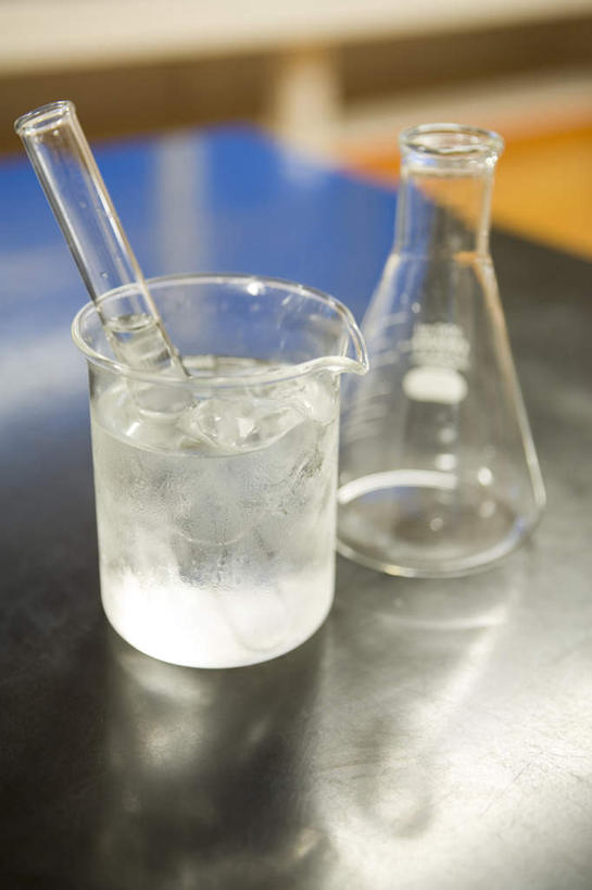 无人,竖图,俯视,室内,特写,白天,实验,仪器,桌子,静物,杯子,朦胧,模糊,研究,透明,分析,化学,测试,烧杯,烧瓶,试管,锥形瓶,玻璃制品,玻璃瓶,瓶子,器皿,计量,玻璃仪器,试验耗材,实验用品,三角烧瓶,依氏烧瓶,锥形烧瓶,玻璃杯,彩图,高角度拍摄