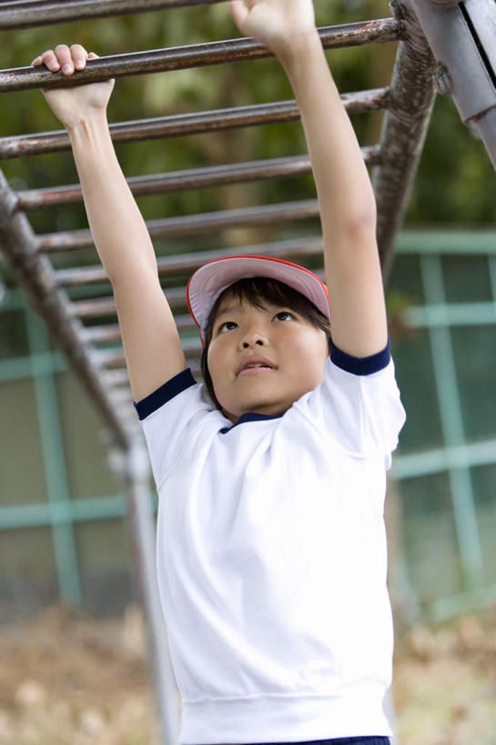 东方人,儿童,一个人,体育馆,运动场,举,竖图,室外,白天,仰视,纯洁,植物,亚洲,仅一个男性,仅一个人,服装,朦胧,模糊,注视,休闲装,黄种人,运动器械,体育场,树,树木,一个,小孩,衣服,绿色,白色,自然,观察,看,托,仅一个小孩,休闲,休闲服,健身器械,可爱,童年,童趣,服饰,田径场,生长,单个,成长,观看,察看,关注,健身器材,童真,烂漫,无邪,运动馆,路径吊梯,天真,男孩,男人,男性,亚洲人,孩子,举起,举手,举着,向上举,向上伸,向上托,半身,彩图,低角度拍摄,吊梯,健身吊梯,运动器材,男生