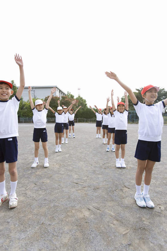 东方人,伙伴,朋友,体育馆,运动场,举,伸展双臂,竖图,室外,白天,正面,友谊,纯洁,植物,亚洲,服装,朦胧,模糊,许多人,休闲装,黄种人,体育场,树,树木,衣服,绿色,白色,自然,托,一群人,休闲,同学,休闲服,可爱,童年,童趣,服饰,田径场,生长,成长,校友,健身操,童真,烂漫,无邪,运动馆,同窗,学友,广播体操,天真,友情,年轻女性,女人,女性,亚洲人,敞开双臂,举起,举手,举着,伸开双臂,向上举,向上伸,向上托,展开双肩,张开手臂,张开双臂,半身,彩图