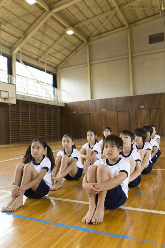 东方人,儿童,伙伴,朋友,体育馆,运动场,坐,竖图,室内,白天,正面,友谊,纯洁,亚洲,双手,一排,学习,服装,整齐,许多人,注视,休闲装,黄种人,体育场,排列,小孩,衣服,观察,看,一群人,上课,休闲,体育课,同学,休闲服,可爱,童年,童趣,服饰,抱膝,观看,察看,校友,队列,关注,童真,烂漫,无邪,运动馆,同窗,学友,天真,友情,女孩,女人,女性,亚洲人,坐着,彩图,全身,女生