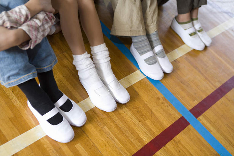 东方人,儿童,四个人,伙伴,朋友,体育馆,运动场,坐,横图,俯视,室内,白天,运动鞋,友谊,纯洁,地板,鞋子,亚洲,一排,学习,服装,整齐,地面,休闲装,黄种人,体育场,木地板,排列,小孩,衣服,上课,休闲,体育课,同学,休闲服,可爱,童年,童趣,服饰,休闲鞋,校友,队列,童真,烂漫,无邪,运动馆,同窗,学友,天真,友情,男孩,男人,男性,女孩,女人,女性,亚洲人,孩子,坐着,半身,彩图,高角度拍摄,男生,女生