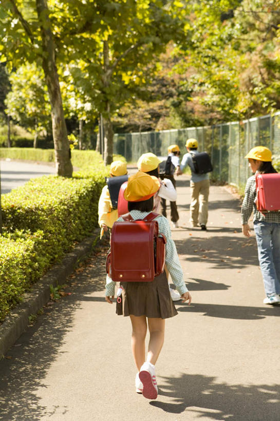 东方人,儿童,伙伴,朋友,站,走,竖图,室外,白天,友谊,树林,植物,道路,街道,路,公路,帽子,亚洲,上学,阴影,服装,光线,影子,交通,许多人,休闲装,黄种人,树,树木,小孩,背面,衣服,绿色,阳光,自然,遮阳帽,站着,一群人,休闲,同学,休闲服,服饰,生长,成长,校友,同窗,学友,友情,男孩,男人,男性,女孩,女人,女性,亚洲人,孩子,马路,步行,散步,站立,走路,彩图,全身,男生,女生