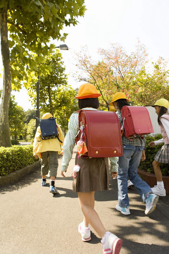 东方人,儿童,伙伴,朋友,站,走,竖图,室外,白天,友谊,树林,植物,道路,路,公路,帽子,亚洲,上学,阴影,服装,光线,影子,交通,许多人,休闲装,黄种人,树,树木,小孩,背面,衣服,绿色,阳光,自然,遮阳帽,站着,一群人,休闲,同学,休闲服,服饰,生长,成长,校友,同窗,学友,友情,男孩,男人,男性,女孩,女人,女性,亚洲人,孩子,马路,步行,散步,站立,走路,半身,彩图,男生,女生