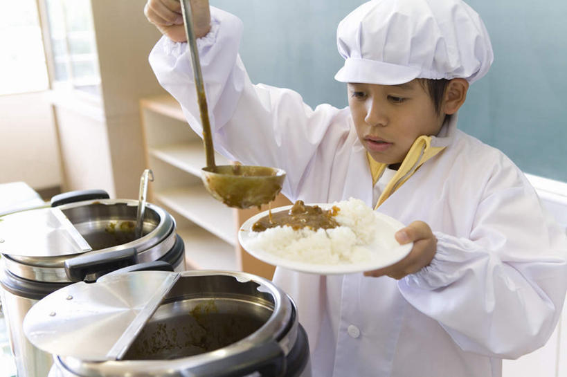 米饭,咖哩,东方人,儿童,一个人,站,横图,室内,白天,正面,工作服,制服,烹饪,纯洁,帽子,亚洲,仅一个男性,仅一个人,服装,调料,料理,食品,饭,午饭,调味品,拿,调味料,拿着,注视,休闲装,黄种人,咖喱,菜肴,美食,食物,小孩,衣服,黑板,观察,看,站着,仅一个小孩,休闲,教室,休闲服,可爱,童年,童趣,教学,服饰,佳肴,长柄勺,观看,五谷,察看,关注,厨师帽,童真,烂漫,无邪,工作制服,耐磨,教学黑板,天真,男孩,男人,男性,亚洲人,孩子,站立,半身,彩图,工作套服,男生