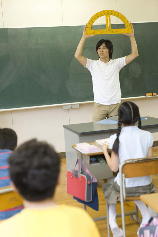 东方人,儿童,四个人,伙伴,朋友,教师,学校,站,举,竖图,室内,白天,正面,友谊,纯洁,桌子,亚洲,学习,服装,测量,刻度,注视,休闲装,黄种人,书桌,校园,小孩,衣服,半圆尺,尺,课桌,黑板,观察,看,托,站着,上课,休闲,教室,同学,休闲服,可爱,童年,童趣,教学,角度,服饰,观看,测量工具,尺子,察看,衡量,绘图,校友,关注,比例,童真,烂漫,无邪,测绘,量具,量仪,标度,同窗,学友,耐磨,教学黑板,天真,友情,男孩,男人,男性,年轻男性,女孩,女人,女性,亚洲人,孩子,老师,举起,举手,举着,向上举,向上伸,向上托,站立,半身,彩图,男生,女生