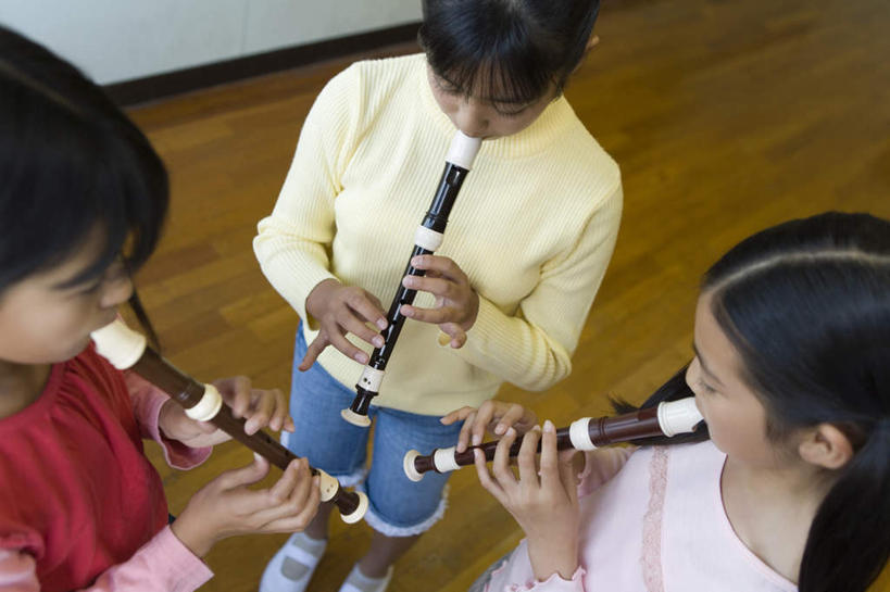 东方人,儿童,三个人,伙伴,朋友,站,横图,俯视,室内,白天,友谊,纯洁,地板,亚洲,服装,艺术,笛子,地面,音乐,拿,拿着,注视,休闲装,黄种人,木地板,小孩,衣服,吹,观察,看,站着,上课,休闲,同学,休闲服,可爱,童年,童趣,服饰,观看,察看,练习,校友,关注,童真,烂漫,无邪,同窗,学友,天真,友情,女孩,女人,女性,亚洲人,孩子,站立,半身,彩图,高角度拍摄,女生