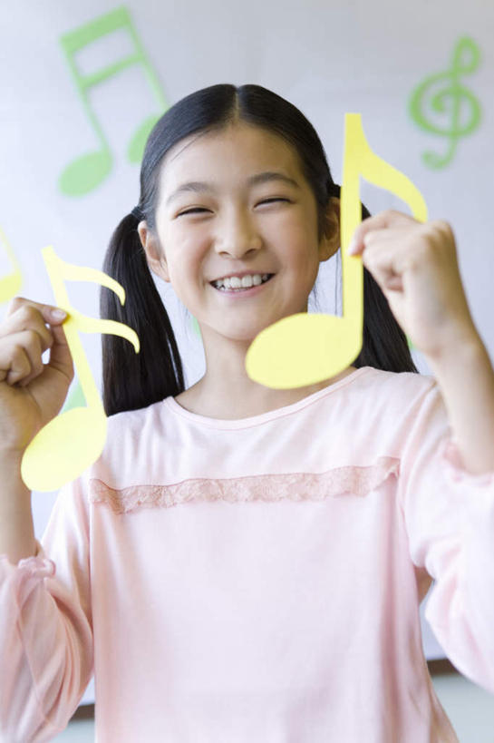 东方人,儿童,一个人,站,笑,微笑,露齿笑,竖图,室内,白天,正面,纯洁,亚洲,仅一个女性,仅一个人,服装,艺术,乐谱,五线谱,音乐,拿,拿着,注视,休闲装,黄种人,两个,小孩,衣服,黄色,观察,看,站着,仅一个小孩,上课,休闲,休闲服,可爱,童年,童趣,服饰,观看,察看,节拍,练习,关注,音符,童真,烂漫,无邪,符头,符干,符尾,乐章,天真,女孩,女人,女性,亚洲人,孩子,站立,半身,彩图,女生
