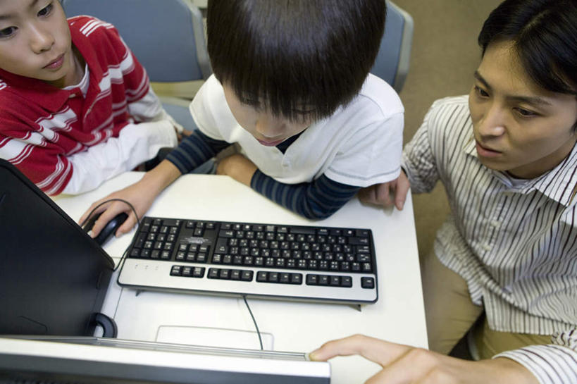 东方人,儿童,三个人,伙伴,朋友,站,横图,俯视,室内,白天,友谊,纯洁,电脑,显示器,鼠标,键盘,亚洲,学习,服装,网络,注视,休闲装,黄种人,输入设备,通讯设备,小孩,衣服,观察,看,站着,上课,休闲,同学,休闲服,台式电脑,可爱,童年,童趣,服饰,观看,察看,校友,关注,通信设备,童真,输出设备,烂漫,无邪,同窗,学友,天真,友情,男孩,男人,男性,年轻男性,亚洲人,孩子,站立,半身,彩图,高角度拍摄,男生