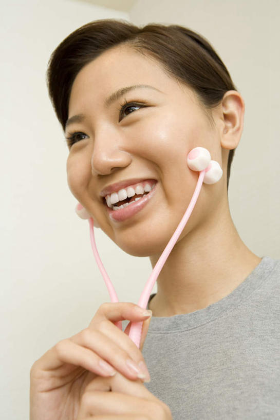 东方人,脸,头,脸颊,一个人,站,笑,摸,微笑,露齿笑,竖图,室内,特写,白天,仰视,按摩,美容,亚洲,仅一个年轻女性,仅一个女性,仅一个人,抚摸,护肤,服装,拿,拿着,注视,休闲装,黄种人,衣服,观察,看,站着,保养,享受,休闲,休闲服,放松,SPA水疗,保健,温泉浴场,服饰,观看,察看,关注,按摩器,养颜,年轻女性,女人,女性,亚洲人,头部,脸部,脸蛋,面部,矿泉疗养地,触摸,接触,站立,半身,彩图,低角度拍摄,水疗