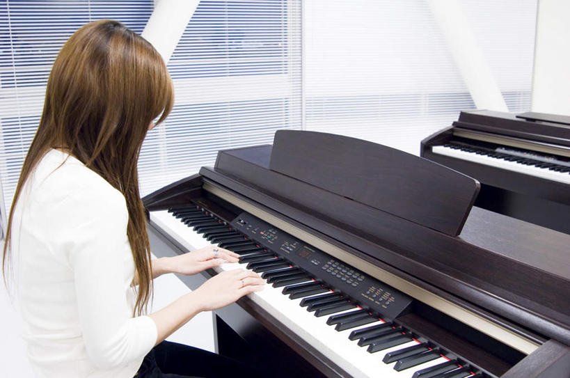 东方人,一个人,坐,横图,室内,白天,键盘,窗户,窗帘,亚洲,双手,仅一个年轻女性,仅一个女性,仅一个人,服装,装饰,钢琴,褐色,乐器,音乐,弹奏,演奏,休闲装,黄种人,玻璃窗,背面,衣服,帘子,上课,休闲,休闲服,遮阳,服饰,华丽,修饰,点缀,键盘乐器,衬托,美观,雅致,雅观,年轻女性,女人,女性,亚洲人,长发,坐着,半身,彩图