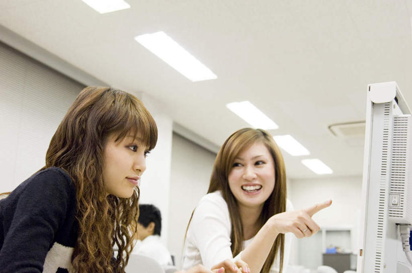 东方人,两个人,伙伴,朋友,坐,横图,室内,白天,正面,友谊,电脑,显示器,鼠标,键盘,照明,亚洲,指,服装,网络,灯光,注视,休闲装,黄种人,方向,输入设备,通讯设备,顶灯,灯,衣服,黑色,灯具,观察,看,手势,上课,休闲,同学,休闲服,台式电脑,服饰,观看,照亮,察看,指向,照明设备,校友,关注,通信设备,输出设备,同窗,学友,友情,年轻女性,女人,女性,亚洲人,长发,卷发,坐着,半身,彩图