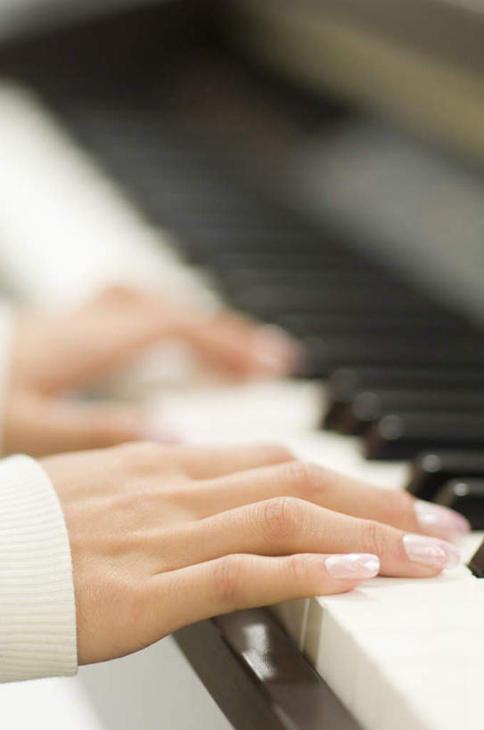 东方人,手,一个人,坐,竖图,室内,特写,白天,侧面,键盘,亚洲,双手,仅一个年轻女性,仅一个女性,仅一个人,服装,朦胧,模糊,艺术,钢琴,乐器,音乐,弹奏,演奏,休闲装,黄种人,衣服,上课,休闲,手部,休闲服,服饰,键盘乐器,练习,年轻女性,女人,女性,亚洲人,坐着,半身,彩图