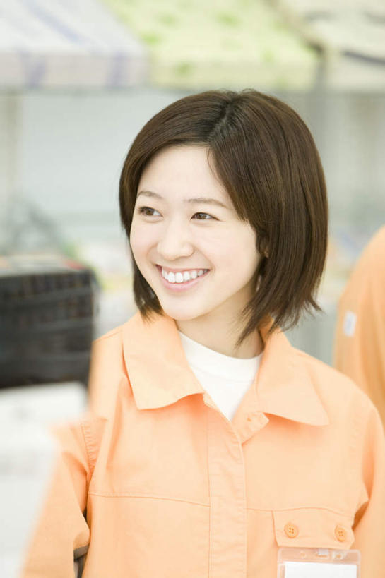 东方人,一个人,店员,站,笑,微笑,露齿笑,竖图,室内,白天,正面,工作服,制服,亚洲,仅一个年轻女性,仅一个女性,仅一个人,朦胧,模糊,注视,黄种人,观察,看,站着,营业员,观看,察看,关注,销售人员,工作制服,年轻女性,女人,女性,亚洲人,售货员,站立,半身,彩图,工作套服