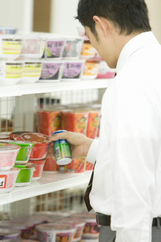 东方人,一个人,商店,站,竖图,室内,白天,侧面,购物,消费,超市,亚洲,仅一个男性,仅一个人,一排,整齐,食品,拿,拿着,注视,黄种人,货架,架子,食物,仅一个年轻男性,观察,看,站着,金融,百货,便利店,观看,察看,队列,关注,陈列架,选购,贸易,血拼,零售店,超市货架,男人,男性,年轻男性,亚洲人,站立,半身,彩图,店铺,杂货店,杂货铺