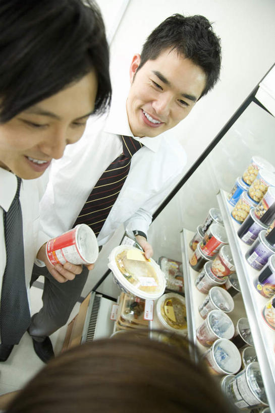 东方人,三个人,同事,商务人士,商务男性,商店,站,笑,微笑,露齿笑,竖图,俯视,室内,白天,衬衫,购物,成功,合作,团队,集体,信心,消费,超市,亚洲,一排,套装,服装,整齐,纸盒,领带,拿,拿着,注视,休闲装,黄种人,队伍,货架,架子,盒子,排列,衣服,包装盒,观察,看,站着,休闲,休闲服,金融,百货,服饰,便利店,观看,察看,领导,成就,队列,关注,商务装,陈列架,合伙,领袖,选购,贸易,工薪阶层,血拼,零售店,超市货架,男人,男性,年轻男性,亚洲人,年轻人,白领,上班族,站立,半身,彩图,高角度拍摄,衬衣,店铺,杂货店,杂货铺