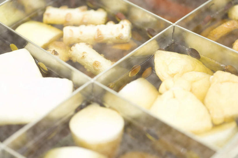 点心,无人,商店,横图,俯视,室内,特写,白天,购物,烹饪,消费,超市,萝卜,白萝卜,朦胧,模糊,日本料理,料理,食品,菜肴,美食,食物,日式料理,零食,日式,金融,百货,便利店,佳肴,选购,贸易,鱼竹轮,关东煮,鱼卷,血拼,零售店,关东炊,黑轮,御田,莱菔,彩图,高角度拍摄,店铺,杂货店,杂货铺