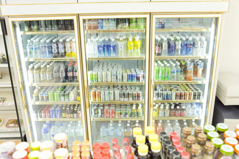 果汁,无人,商店,横图,俯视,室内,特写,白天,购物,消费,超市,静物,一排,许多,朦胧,模糊,整齐,电器,饮品,冷冻,可乐,冷柜,饮料,排列,瓶子,塑料制品,冷藏柜,塑料瓶,金融,百货,便利店,冷藏,储藏,冰柜,队列,可口,选购,贸易,血拼,零售店,保鲜,适口,彩图,高角度拍摄,店铺,杂货店,杂货铺