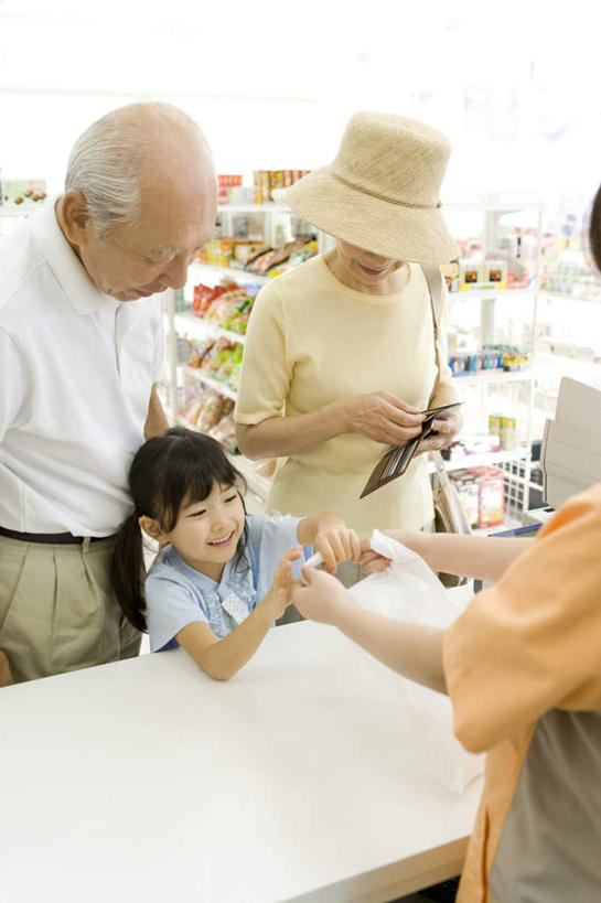 东方人,儿童,老年人,四个人,家庭,夫妻,祖母,祖父,店员,商店,站,笑,微笑,露齿笑,竖图,俯视,室内,白天,工作服,制服,爱情,购物,纯洁,消费,超市,亚洲,一排,一张,许多,握,朦胧,模糊,整齐,商品,浪漫,拿,拿着,注视,黄种人,货架,架子,排列,小孩,观察,看,站着,营业员,温暖,温馨,一家人,恩爱,可爱,童年,童趣,握着,pos机,金融,恋人,百货,收银台,便利店,奶奶,爷爷,观看,祖孙,和睦,察看,队列,关注,收银,收银机,收银条,发票,陈列架,小票,选购,贸易,童真,烂漫,无邪,外婆,外孙女,外祖母,外公,外祖父,外孙,外孙子,血拼,零售店,购物收据,购物小票,超市货架,销售人员,工作制服,天真,老年男性,老年女性,男孩,男人,男性,年轻女性,女孩,女人,女性,亚洲人,孩子,夫妇,情侣,孙女,孙子,售货员,站立,半身,彩图,高角度拍摄,工作套服,店铺,杂货店,杂货铺,伴侣,融洽,收据,男生,女生