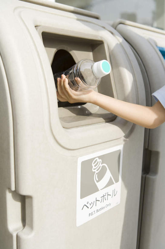 东方人,儿童,一个人,商店,竖图,室外,白天,正面,购物,纯洁,消费,超市,亚洲,仅一个女性,仅一个人,阴影,服装,环保,朦胧,模糊,光线,影子,垃圾桶,警告,休闲装,黄种人,小孩,衣服,阳光,瓶子,塑料制品,仅一个小孩,休闲,休闲服,塑料瓶,警示,可爱,童年,童趣,金融,百货,服饰,便利店,禁止,回收,提醒,资源,提示,限制,选购,贸易,利用,童真,低碳,烂漫,无邪,循环,血拼,零售店,天真,危险,女孩,女人,女性,亚洲人,孩子,半身,彩图,店铺,杂货店,杂货铺,女生