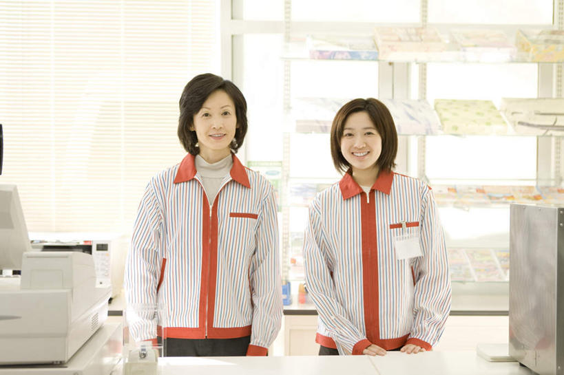 东方人,两个人,同事,店员,商店,站,笑,微笑,露齿笑,横图,室内,白天,正面,工作服,制服,购物,成功,合作,团队,集体,信心,消费,超市,亚洲,朦胧,模糊,注视,黄种人,队伍,观察,看,站着,营业员,pos机,金融,百货,收银台,便利店,观看,察看,领导,成就,关注,收银,收银机,合伙,领袖,选购,贸易,血拼,零售店,销售人员,工作制服,年轻女性,女人,女性,中年女性,亚洲人,售货员,站立,半身,彩图,工作套服,店铺,杂货店,杂货铺