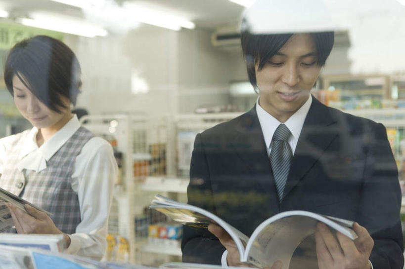 东方人,两个人,同事,商务人士,商务男性,商务女性,商店,站,横图,室外,白天,正面,衬衫,购物,阅读,成功,合作,团队,集体,信心,消费,超市,杂志,亚洲,握,学习,套装,朦胧,模糊,拿,拿着,注视,黄种人,队伍,货架,架子,观察,看,站着,读书,浏览,握着,金融,百货,便利店,观看,察看,领导,成就,关注,商务装,陈列架,合伙,领袖,选购,贸易,工薪阶层,血拼,零售店,超市货架,男人,男性,年轻男性,年轻女性,女人,女性,亚洲人,白领,上班族,站立,半身,彩图,衬衣,店铺,杂货店,杂货铺