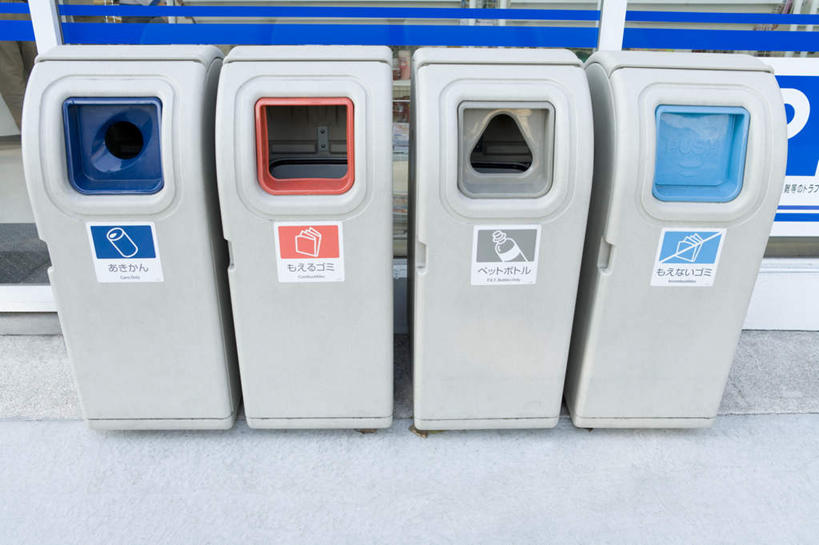 无人,商店,横图,俯视,室外,白天,购物,消费,超市,一排,环保,朦胧,模糊,整齐,垃圾桶,警告,排列,四个,警示,金融,百货,便利店,禁止,回收,提醒,资源,队列,提示,限制,选购,贸易,利用,低碳,循环,血拼,零售店,危险,彩图,高角度拍摄,店铺,杂货店,杂货铺