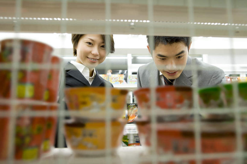 面食,面条,东方人,两个人,同事,商务人士,商务男性,商务女性,商店,横图,室内,白天,正面,衬衫,购物,成功,合作,团队,集体,信心,消费,超市,亚洲,一堆,一排,堆叠,堆积,套装,朦胧,模糊,整齐,面,食品,黄种人,队伍,货架,架子,食物,排列,金融,百货,便利店,堆,便利,领导,成就,队列,商务装,陈列架,合伙,领袖,选购,方便面,贸易,泡面,工薪阶层,快捷,血拼,零售店,即食面,快熟面,速食面,方便,超市货架,男人,男性,年轻男性,年轻女性,女人,女性,亚洲人,白领,上班族,半身,彩图,衬衣,店铺,杂货店,杂货铺