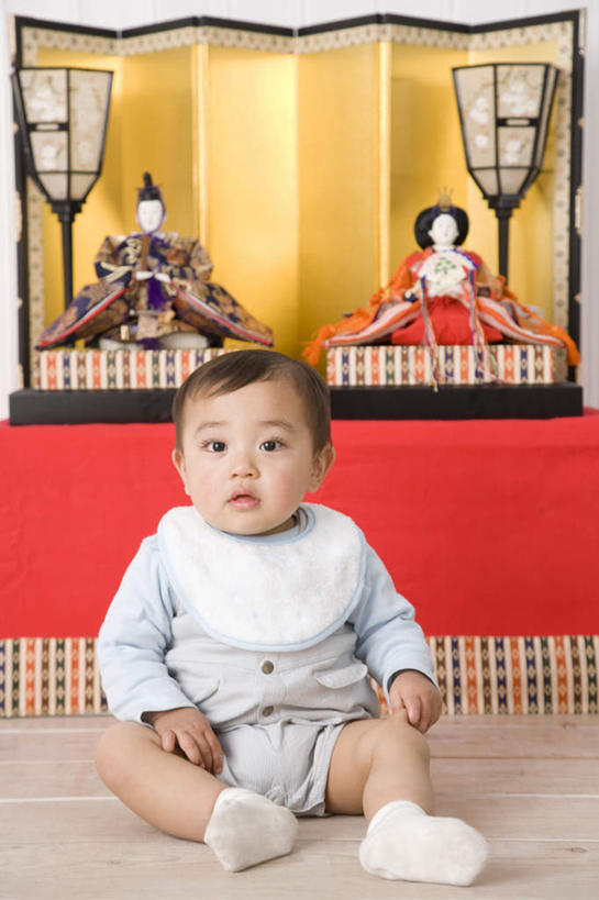 东方人,婴儿,儿童,一个人,坐,竖图,室内,白天,正面,游戏,纯洁,地板,玩具,亚洲,仅一个人,服装,玩偶,地面,玩,注视,休闲装,黄种人,娱乐,木地板,两个,小孩,衣服,观察,看,休闲,休闲服,可爱,益智,服饰,活泼,观看,活动,察看,发泄,关注,消遣,智力,宝宝,纯真,烂漫,无邪,宣泄,女孩节玩偶,偶人,伶俐,天真,亚洲人,孩子,玩耍,嬉戏,坐着,彩图,全身