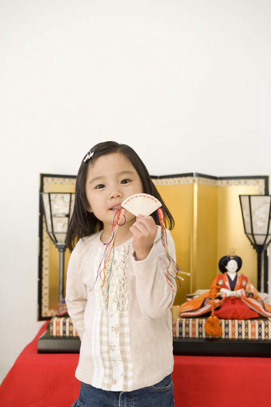 东方人,儿童,一个人,站,举,竖图,室内,白天,正面,游戏,纯洁,玩具,亚洲,仅一个女性,仅一个人,握,服装,朦胧,模糊,扇子,玩偶,墙,拿,玩,拿着,注视,休闲装,黄种人,娱乐,墙壁,墙面,小孩,衣服,观察,看,托,站着,仅一个小孩,休闲,休闲服,可爱,童年,童趣,益智,握着,服饰,观看,活动,察看,发泄,关注,消遣,智力,童真,烂漫,无邪,宣泄,女孩节玩偶,偶人,天真,女孩,女人,女性,亚洲人,孩子,举起,举手,举着,玩耍,嬉戏,向上举,向上伸,向上托,站立,半身,彩图,女生