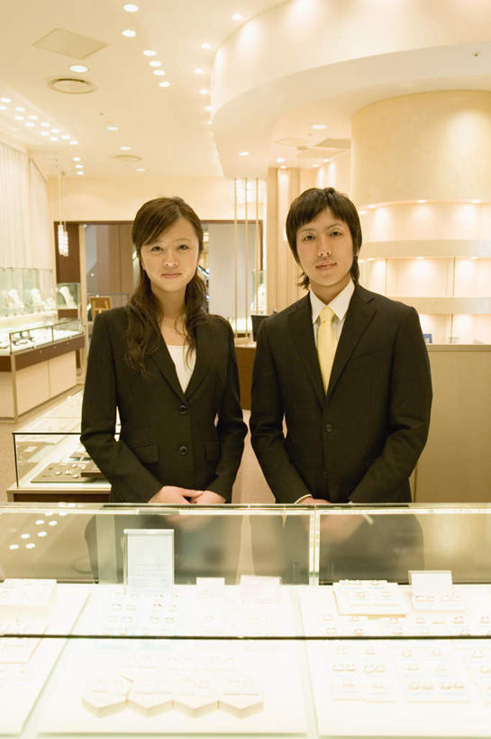 东方人,两个人,伙伴,同事,朋友,店员,商店,站,竖图,室内,白天,正面,购物,友谊,成功,合作,团队,集体,信心,消费,柜子,超市,亚洲,朦胧,模糊,注视,黄种人,队伍,柜台,橱柜,观察,看,站着,营业员,战略,金融,百货,观看,察看,领导,成就,关注,合伙,领袖,选购,贸易,百货公司,联合,合谋,血拼,陈列柜,销售人员,配合,协作,男人,男性,年轻男性,年轻女性,女人,女性,亚洲人,售货员,站立,半身,彩图,购物商场,购物中心,商业中心