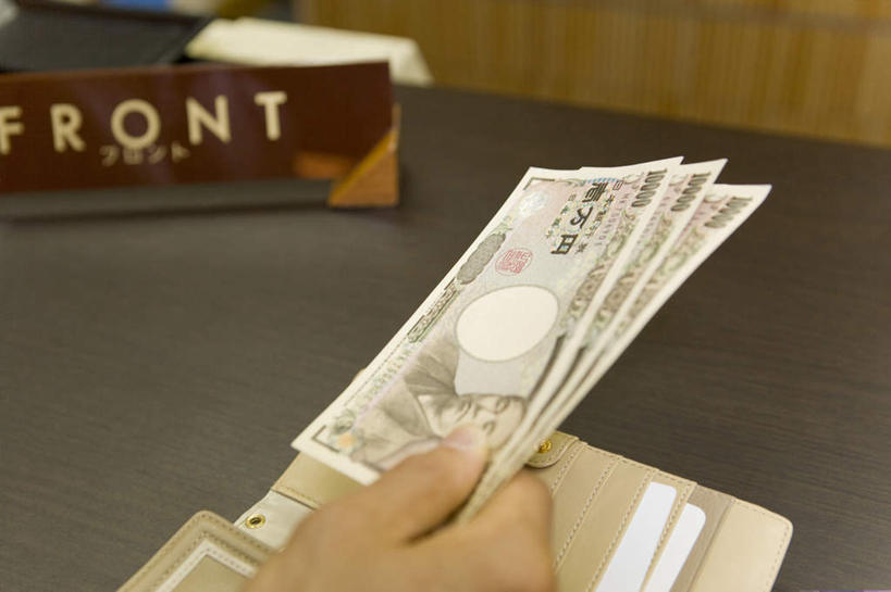 东方人,手,一个人,举,横图,俯视,室内,特写,白天,钱,亚洲,仅一个年轻女性,仅一个女性,仅一个人,握,信息,日文,英文,标签,标志,钱币,文字,字符,字母,三张,日币,拿,拿着,黄种人,标识,托,手部,握着,钞票,金融,纸币,名牌,经济,英文字母,单手,旅社,流通,纸钞,贸易,日语,货币,现金,年轻女性,女人,女性,亚洲人,举起,举手,举着,向上举,向上伸,向上托,半身,彩图,高角度拍摄,旅店,旅馆,旅舍