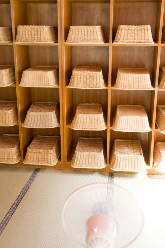 无人,竖图,俯视,室内,白天,柜子,一排,许多,阴影,整齐,光线,瓷砖,地砖,电器,篮子,影子,风扇,地面,夏季,清凉,凉爽,排列,衣橱,夏天,电风扇,电扇,家电,家用电器,队列,更衣橱,彩图,高角度拍摄,小家电