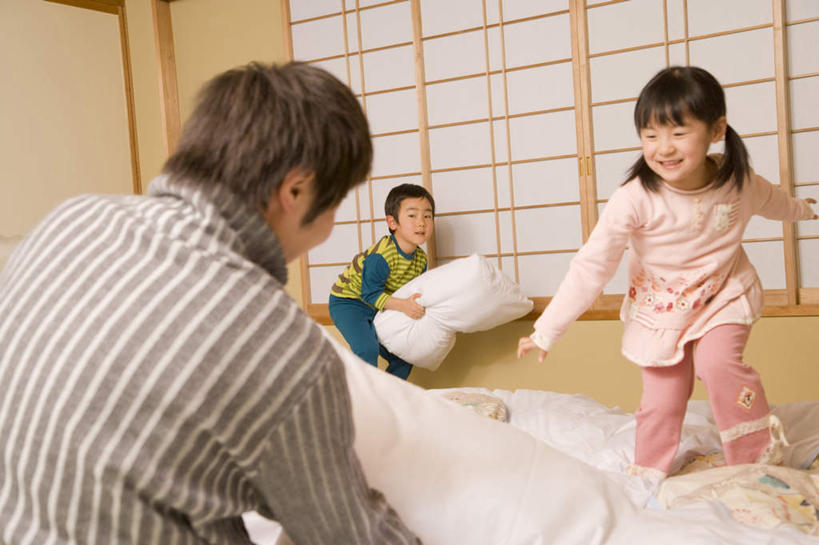 东方人,儿童,背部,三个人,家庭,父亲,女儿,儿子,坐,走,横图,室内,白天,正面,游戏,纯洁,窗户,床,卧室,亚洲,服装,床单,玩,注视,休闲装,黄种人,娱乐,被子,小孩,衣服,观察,看,休闲,温暖,温馨,父女,父子,一家人,休闲服,父爱,可爱,童年,童趣,服饰,单人床,观看,活动,和睦,察看,被单,发泄,关注,消遣,智力,童真,烂漫,无邪,宣泄,纸窗,天真,男孩,男人,男性,年轻男性,女孩,女人,女性,亚洲人,孩子,年轻人,步行,散步,玩耍,嬉戏,走路,坐着,半身,彩图,睡房,卧房,融洽,男生,女生