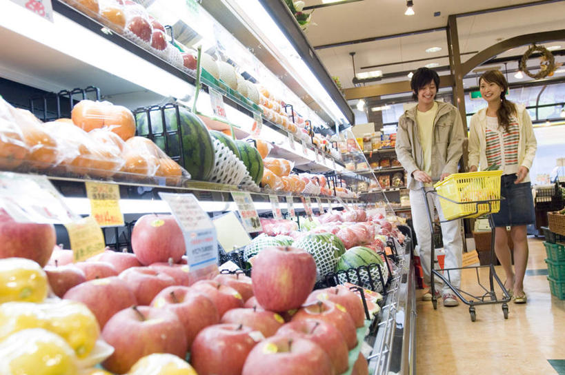 东方人,头发,两个人,家庭,夫妻,商店,站,走,笑,摸,微笑,露齿笑,横图,室内,白天,正面,爱情,购物,旅游,度假,消费,超市,苹果,柑橘,柠檬,西瓜,水果,静冈县,日本,亚洲,一堆,一辆,抚摸,握,堆叠,堆积,服装,新鲜,生食,食品,果实,浪漫,小车,注视,休闲装,黄种人,娱乐,食物,衣服,黄色,红色,黑色,观察,看,站着,享受,休闲,温暖,温馨,一家人,休闲服,恩爱,放松,握着,金融,恋人,百货,服饰,有机食品,绿色食品,观看,堆,和睦,察看,挑选,关注,选购,贸易,百货公司,东亚,本州,本州岛,日本国,中部地方,静冈,血拼,男人,男性,年轻男性,年轻女性,女人,女性,亚洲人,夫妇,情侣,超级市场,大卖场,益母果,柠果,橘子,桔子,寒瓜,橙子,橙,步行,触摸,接触,站立,走路,彩图,全身,购物商场,购物中心,商业中心,伴侣,融洽