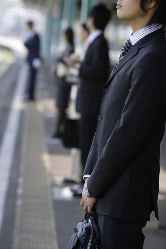 东方人,背,商务人士,商务男性,商务女性,站,摸,竖图,室外,白天,侧面,衬衫,地铁,亚洲,一排,许多,行人,抚摸,握,阴影,套装,朦胧,模糊,整齐,光线,包,公文包,影子,柱子,地铁站,地面,轨道交通,新干线,许多人,拿,拎,拿着,注视,黄种人,路人,排列,阳光,背着,观察,看,站着,转头,一群人,握着,公事包,观看,察看,队列,关注,商务装,工薪阶层,过客,男人,男性,年轻男性,年轻女性,女人,女性,亚洲人,白领,上班族,触摸,接触,站立,半身,彩图,衬衣,地铁机动车,地下铁,轻轨,拎着