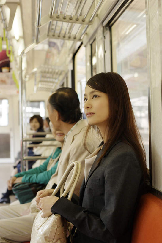 东方人,商务人士,商务女性,栏杆,坐,笑,摸,微笑,露齿笑,竖图,室内,白天,侧面,窗户,地铁,椅子,亚洲,一排,许多,行人,握,阴影,套装,朦胧,模糊,整齐,光线,包,皮包,影子,地铁站,围栏,轨道交通,新干线,许多人,拿,拿着,注视,黄种人,护栏,路人,玻璃窗,排列,一个,红色,白色,阳光,把手,观察,看,靠,靠着,倚靠,一群人,握着,单个,观看,单肩包,察看,倚着,队列,关注,商务装,工薪阶层,过客,男人,男性,年轻男性,年轻女性,女人,女性,亚洲人,白领,上班族,触摸,接触,拉手,坐着,半身,彩图,地铁机动车,地下铁,轻轨