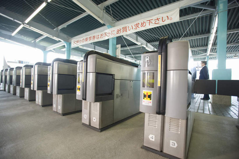 东方人,一个人,商务人士,商务女性,站,横图,室内,白天,侧面,地铁,指示牌,亚洲,仅一个年轻女性,仅一个女性,仅一个人,一排,许多,阴影,套装,整齐,光线,标志,文字,影子,屋檐,地铁站,地面,轨道交通,新干线,注视,黄种人,标识,檐,排列,红色,白色,阳光,观察,看,站着,观看,察看,队列,关注,商务装,工薪阶层,验票机,年轻女性,女人,女性,亚洲人,白领,上班族,站立,彩图,全身,地铁机动车,地下铁,轻轨