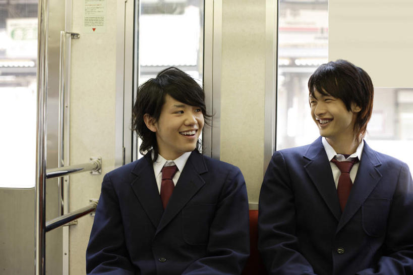 东方人,头发,两个人,伙伴,朋友,栏杆,坐,笑,摸,微笑,露齿笑,横图,室内,白天,正面,制服,友谊,窗户,地铁,椅子,亚洲,一排,抚摸,阴影,服装,整齐,光线,影子,围栏,领带,轨道交通,新干线,注视,黄种人,护栏,玻璃窗,相视,排列,红色,黑色,阳光,观察,看,靠,靠着,倚靠,面对面,校服,观看,对视,察看,倚着,队列,关注,相对,学生服,相看,友情,男人,男性,年轻男性,亚洲人,触摸,接触,坐着,半身,彩图,地铁机动车,地下铁,轻轨