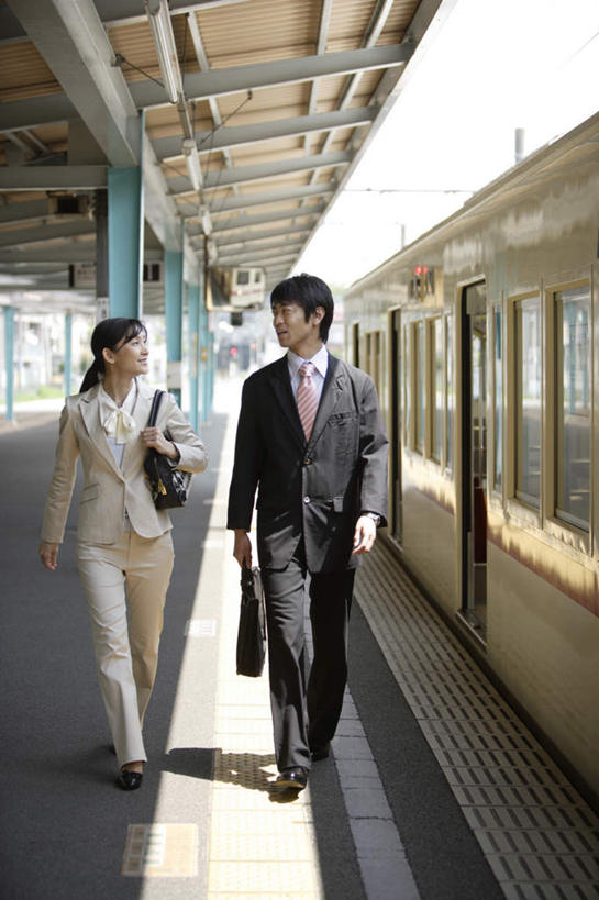 东方人,背,两个人,伙伴,朋友,商务人士,商务男性,商务女性,站,笑,微笑,露齿笑,竖图,室外,白天,正面,衬衫,友谊,窗户,地铁,亚洲,一排,阴影,套装,整齐,光线,包,公文包,影子,柱子,屋檐,地铁站,地面,轨道交通,新干线,一杯,拎,注视,黄种人,檐,玻璃窗,相视,排列,绿色,阳光,背着,观察,看,站着,面对面,公事包,观看,对视,察看,队列,关注,相对,商务装,工薪阶层,相看,友情,男人,男性,年轻男性,年轻女性,女人,女性,亚洲人,白领,上班族,站立,彩图,全身,衬衣,地铁机动车,地下铁,轻轨,拎着