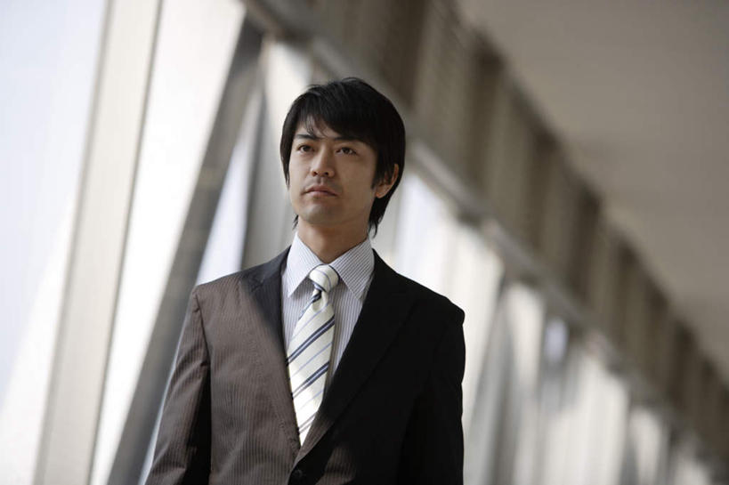 东方人,头发,一个人,商务人士,商务男性,站,笑,微笑,露齿笑,横图,室外,白天,仰视,衬衫,西装,窗户,地铁,亚洲,仅一个男性,仅一个人,一排,阴影,套装,正装,朦胧,模糊,整齐,光线,影子,屋檐,地铁站,轨道交通,新干线,注视,职业装,黄种人,檐,玻璃窗,排列,仅一个年轻男性,黑色,阳光,观察,看,站着,观看,察看,队列,关注,商务装,工薪阶层,男人,男性,年轻男性,亚洲人,白领,上班族,站立,半身,彩图,低角度拍摄,衬衣,地铁机动车,地下铁,轻轨