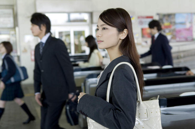 东方人,背,头发,商务人士,商务男性,商务女性,站,走,笑,摸,微笑,露齿笑,横图,室外,白天,侧面,衬衫,西装,窗户,地铁,亚洲,一排,许多,抚摸,阴影,套装,正装,朦胧,模糊,整齐,光线,包,皮包,影子,墙,地铁站,地面,轨道交通,新干线,注视,职业装,黄种人,玻璃窗,墙壁,墙面,排列,一个,黄色,白色,黑色,阳光,背着,观察,看,站着,转头,单个,观看,单肩包,察看,队列,关注,商务装,工薪阶层,验票机,亚洲人,长发,白领,上班族,步行,触摸,接触,散步,站立,走路,半身,彩图,衬衣,地铁机动车,地下铁,轻轨