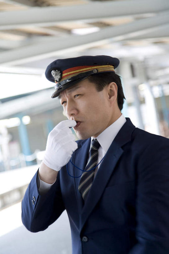 东方人,一个人,家,站,举,笑,微笑,露齿笑,竖图,室外,白天,正面,工作服,制服,比赛,植物,地铁,帽子,亚洲,仅一个男性,仅一个人,仅一个中年男性,一副,握,阴影,传递,光线,信息,影子,房屋,屋子,地铁站,哨子,轨道交通,新干线,拿,拿着,注视,黄种人,楼房,住宅,树,树木,一个,绿色,白色,阳光,自然,手套,吹,观察,看,托,站着,联络,握着,生长,单个,成长,观看,声音,信号,察看,口哨,关注,集合,召唤,一顶,传达,号令,讯号,指挥员,列车员,工作制服,男人,男性,中年男性,亚洲人,举起,举手,举着,向上举,向上伸,向上托,站立,半身,彩图,工作套服,房子,地铁机动车,地下铁,轻轨